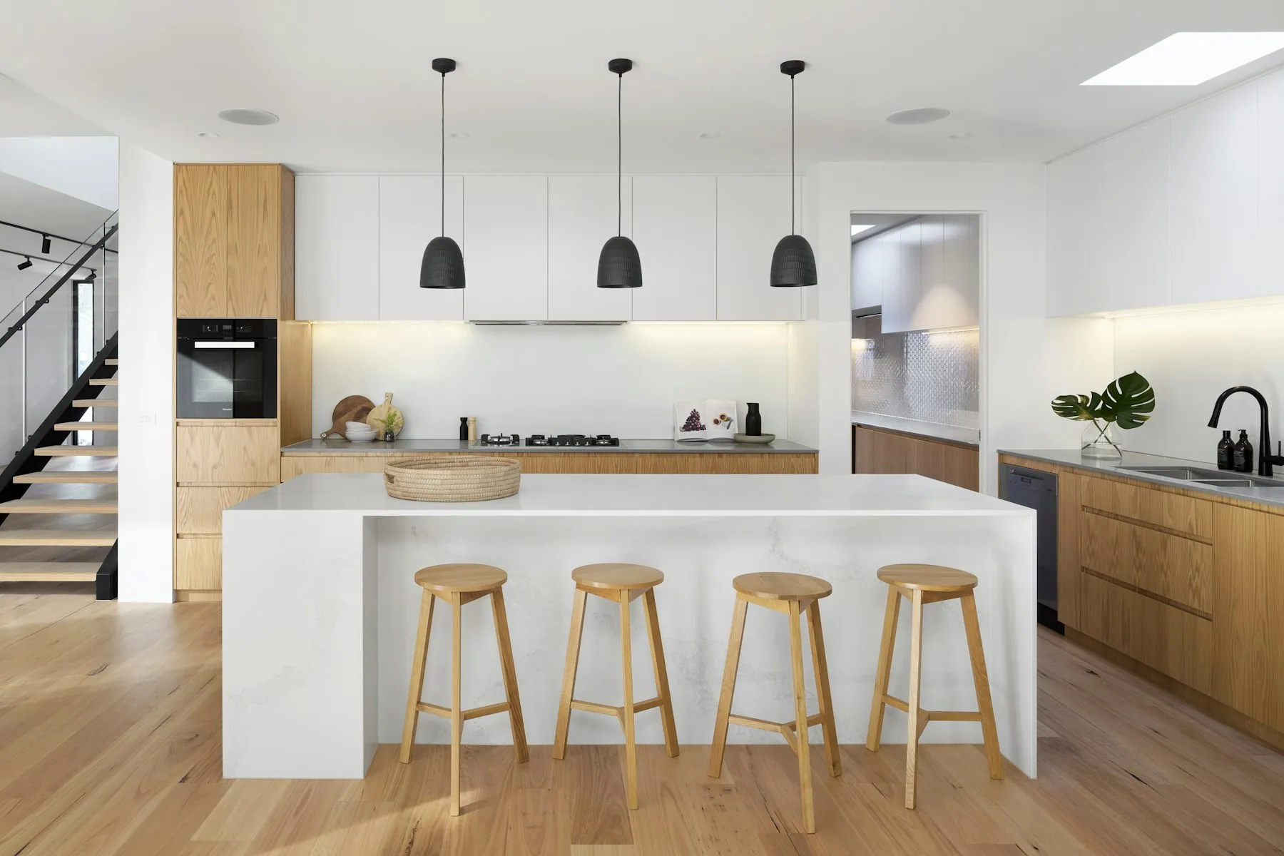Bucătărie cu coloană de mobilier, ilustrație pentru frigiderul incorporabil de 178 cm